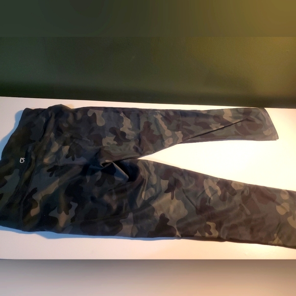 Camo capris yoga pants - Picture 2 of 3